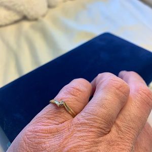 Diamond chip gold ring